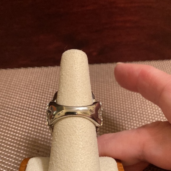 NWOT Stunning pear shaped green stone ring on silver tone with faux diamonds - Picture 4 of 6